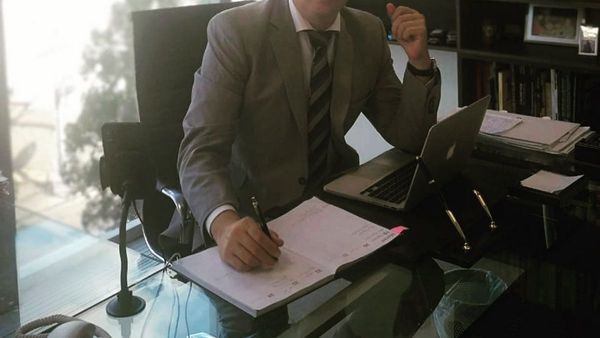 Saltan más denuncias por sextorsión contra abogado con arresto