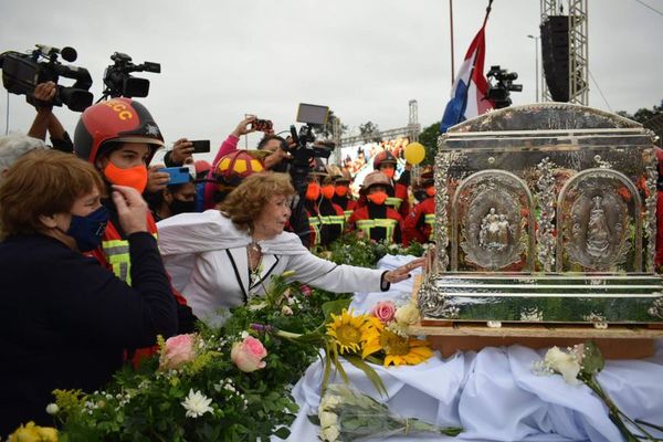 Feligreses dieron emotiva bienvenida a reliquias de la beata Chiquitunga - Nacionales - ABC Color