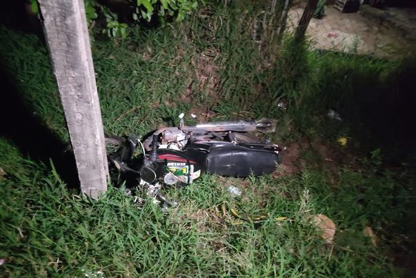 Motociclista muere tras chocar contra una columna - Nacionales - ABC Color