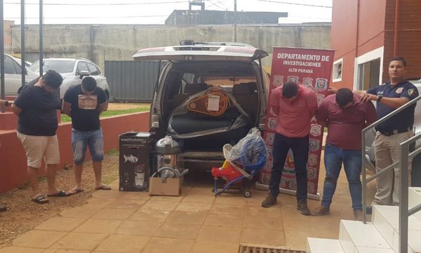 Detienen a hombres que comercializaban máquinas compradas con cheque robado
