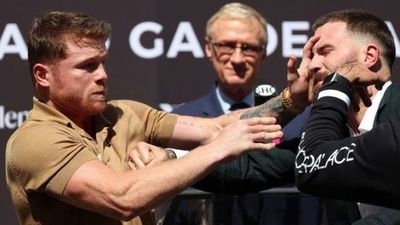 Canelo Álvarez se pelea con Caleb Plant y le abre el pómulo... ¡en plena rueda de prensa!