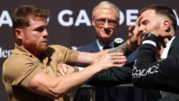 Canelo Álvarez se pelea con Caleb Plant y le abre el pómulo... ¡en plena rueda de prensa!