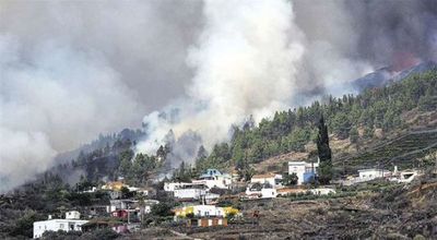 Temen gases tóxicos por lava volcánica en Canarias
