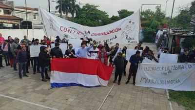 Ciudadanos toman seccional de la ANR por "invadir" espacio público