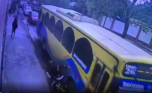 Chofer de bus casi atropelló a ciclista