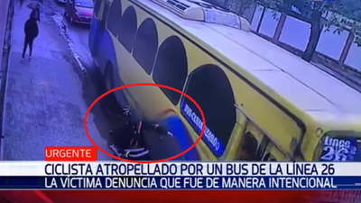 Conductor de un bus arrolla una bicicleta tras reclamo de ciclista