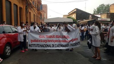 Unos 3.000 médicos se adhieren a la huelga “Che kuerai”, que paralizará cirugías y consultorios públicos - Nacionales - ABC Color