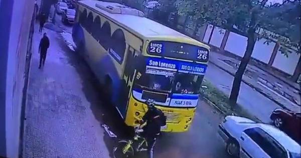 La Nación / Chofer de bus casi atropella a ciclista en Fernando de la Mora