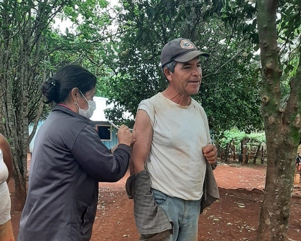 Caazapá: realizan vacunación anticovid casa por casa