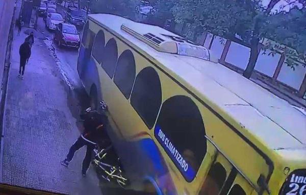 Conductor de la Línea 26 arrolló una bicicleta tras reclamo de ciclista – Prensa 5