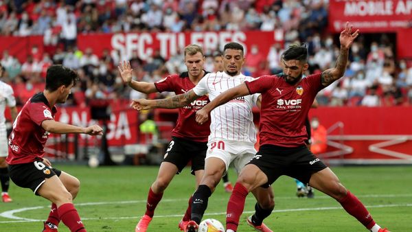 Valencia de Omar Alderete es goleado por Sevilla