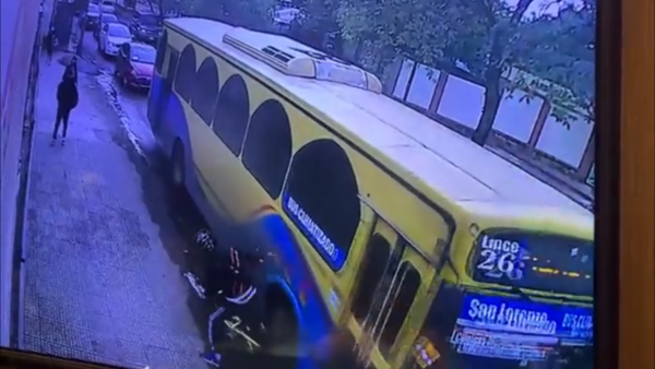 Habló el ciclista atropellado: “Este señor no puede manejar un vehículo de transporte público” - Megacadena — Últimas Noticias de Paraguay