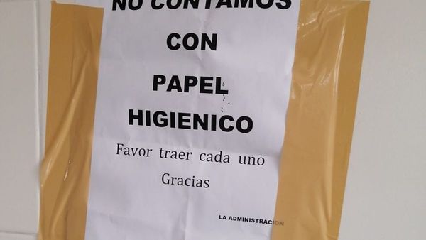 Plagueos por falta de papel en baños de Ñu Guasu: "Favor traer cada uno"