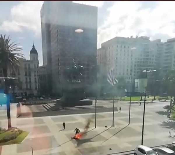 Un hombre se prende fuego frente a presidencia de Uruguay - Mundo - ABC Color