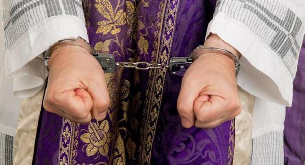 ¡Mega pecador! Arrestan a cura italiano por robar USD$234.000 para comprar drogas
