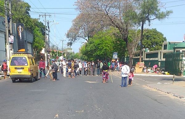 Indi denunció a nativos que bloquean diariamente la avenida Artigas y pide que la Fiscalía actúe - Nacionales - ABC Color