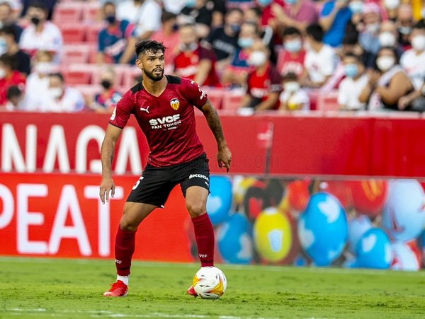 Con Alderete de titular, Valencia pierde ante el Sevilla