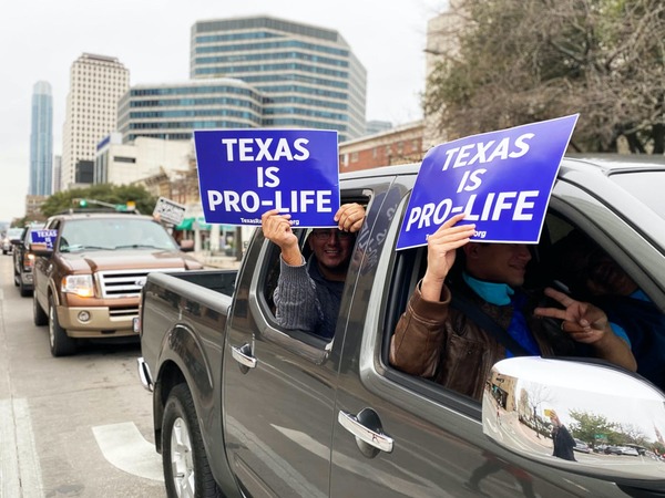 Primer médico demandado por violar la ley de latidos en Texas
