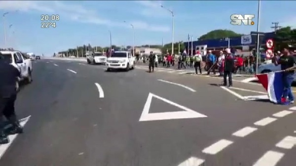 Enfrentamiento entre policías y manifestantes en Caaguazú - SNT