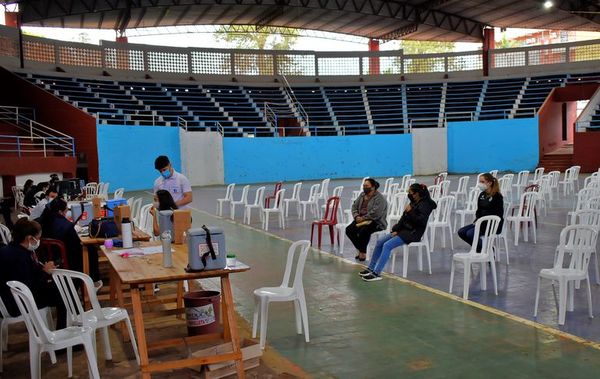 Covid-19: Villarrica registró poca concurrencia de jóvenes y adultos mayores para vacunación - Nacionales - ABC Color