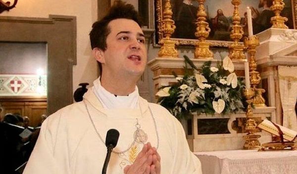 Cae preso un pa’i por organizar orgías sexuales de hasta 200 personas usando el dinero de los feligreses