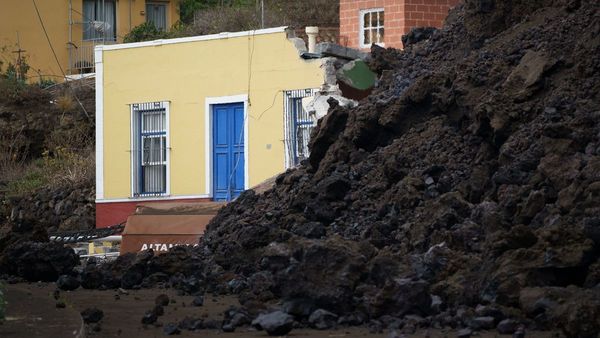 La lava ralentiza su avance destructivo en la isla de La Palma