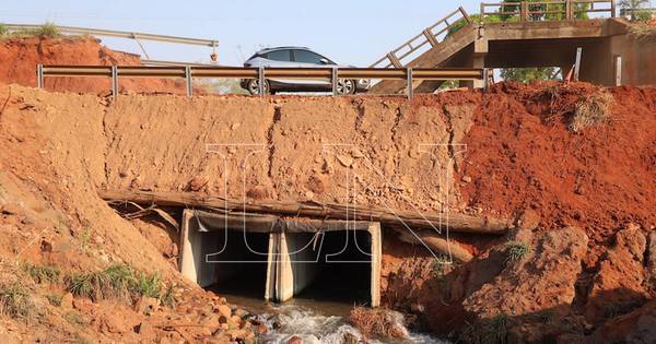 La Nación / Puente caído de Tacuatí sigue igual a tres meses del siniestro
