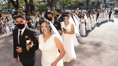 Dan el “sí” en boda comunitaria que retorna con ampliación del protocolo