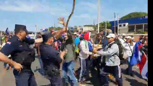 Agredieron a policías durante manifestación