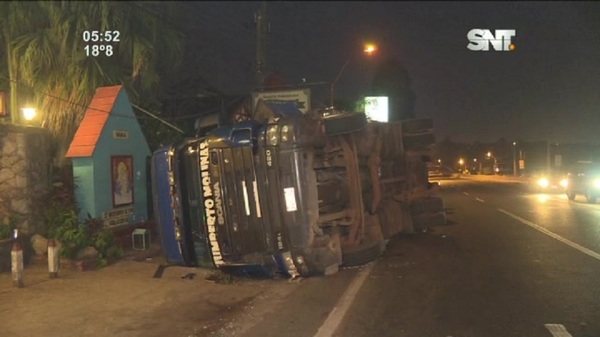 Volcó un semirremolque con carbón en Capiatá - SNT