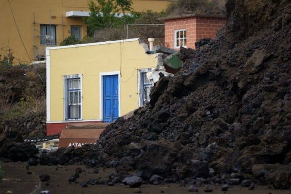 La lava ralentiza su avance destructivo en la isla de La Palma