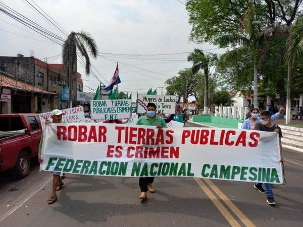 Campesinos marchan en el microcentro en rechazo al proyecto de aumentar pena a invasores