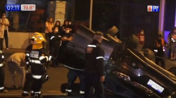 Conductor habría intentado hacer un giro imprudente y provocó aparatoso accidente | Noticias Paraguay
