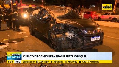 Camioneta vuelca tras fuerte choque - ABC Noticias - ABC Color