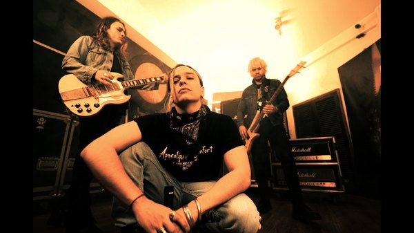 Crónica / [VÍDEO] Airbag presentó su nuevo simple