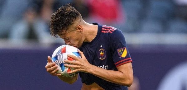 ¡La rompió! Asistencia, gol y figura del partido para Gastón Giménez