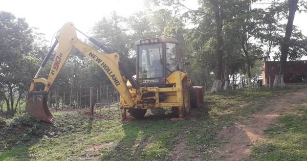 La Nación / Con maquinaria municipal invaden y destruyen inmueble de una mujer mayor, denuncian