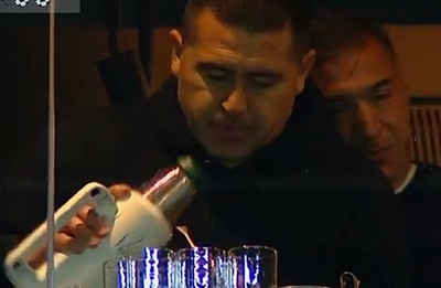 Riquelme no suelta su mate y se hace viral