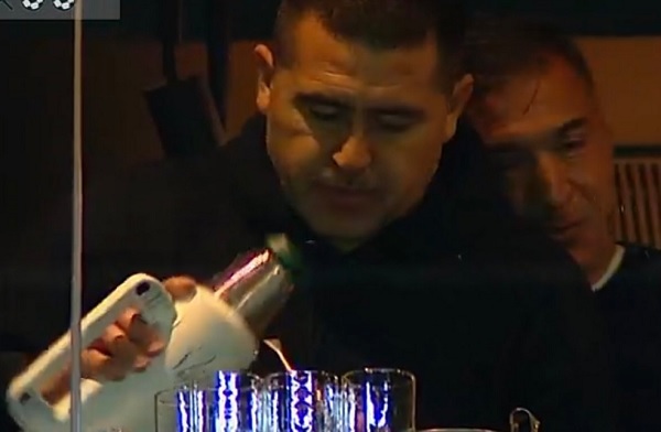 Riquelme no suelta su mate y se hace viral