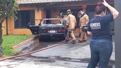 Diario HOY | Vehículo se incendia, presumen cortocircuito como probable causa