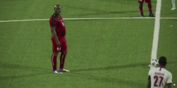 El vicepresidente de Surinam metió en problemas a su equipo y al rival