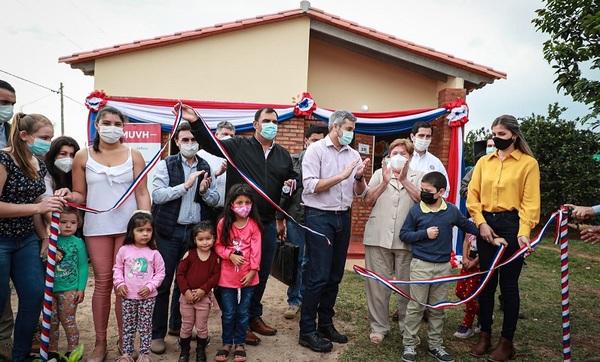 MUVH entregó 70 viviendas en Villarrica