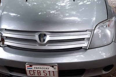 Automovilista choca contra transeúnte