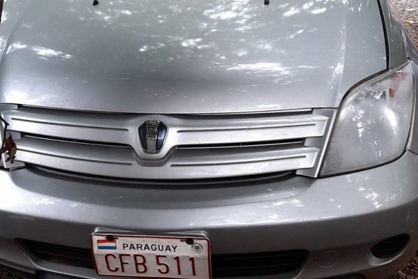 Automovilista choca contra transeúnte