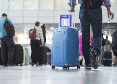 Rusos comienzan a viajar en busca de vacunas
