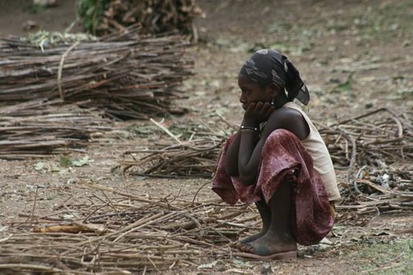 En Etiopía alimentan con hojas de árboles a los niños para evitar muerte por hambruna