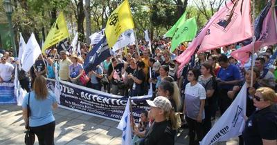 Docentes amenazan con huelga si no reciben aumento
