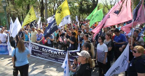 Docentes amenazan con huelga si no reciben aumento