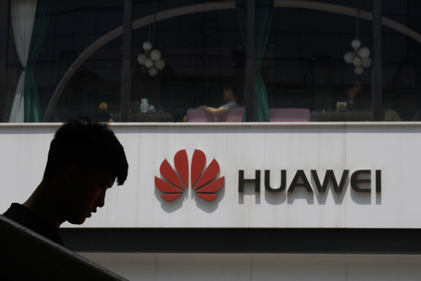 Lituania pide a sus ciudadanos que tiren los celulares chinos por espionaje