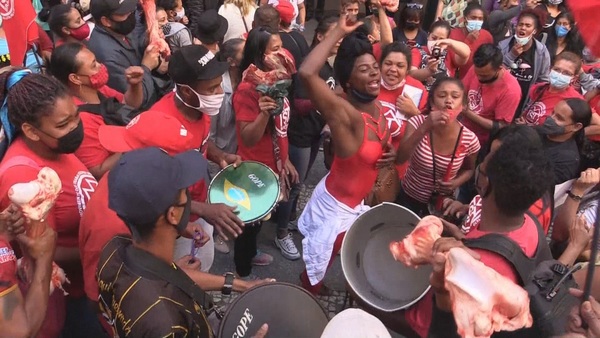 Manifestantes ocupan la Bolsa de Sao Paulo contra el alza de precios y desempleo - MarketData